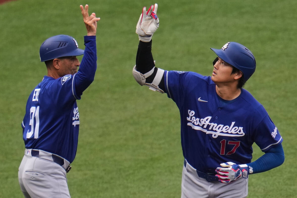 大谷翔平右手「撈」出13號全壘打 道奇客場先馳得點