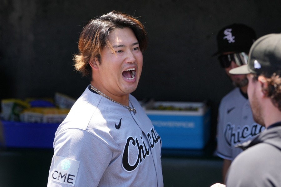 村上宗隆在白襪休息區跟投手學握球 球迷猜：要上場投了？