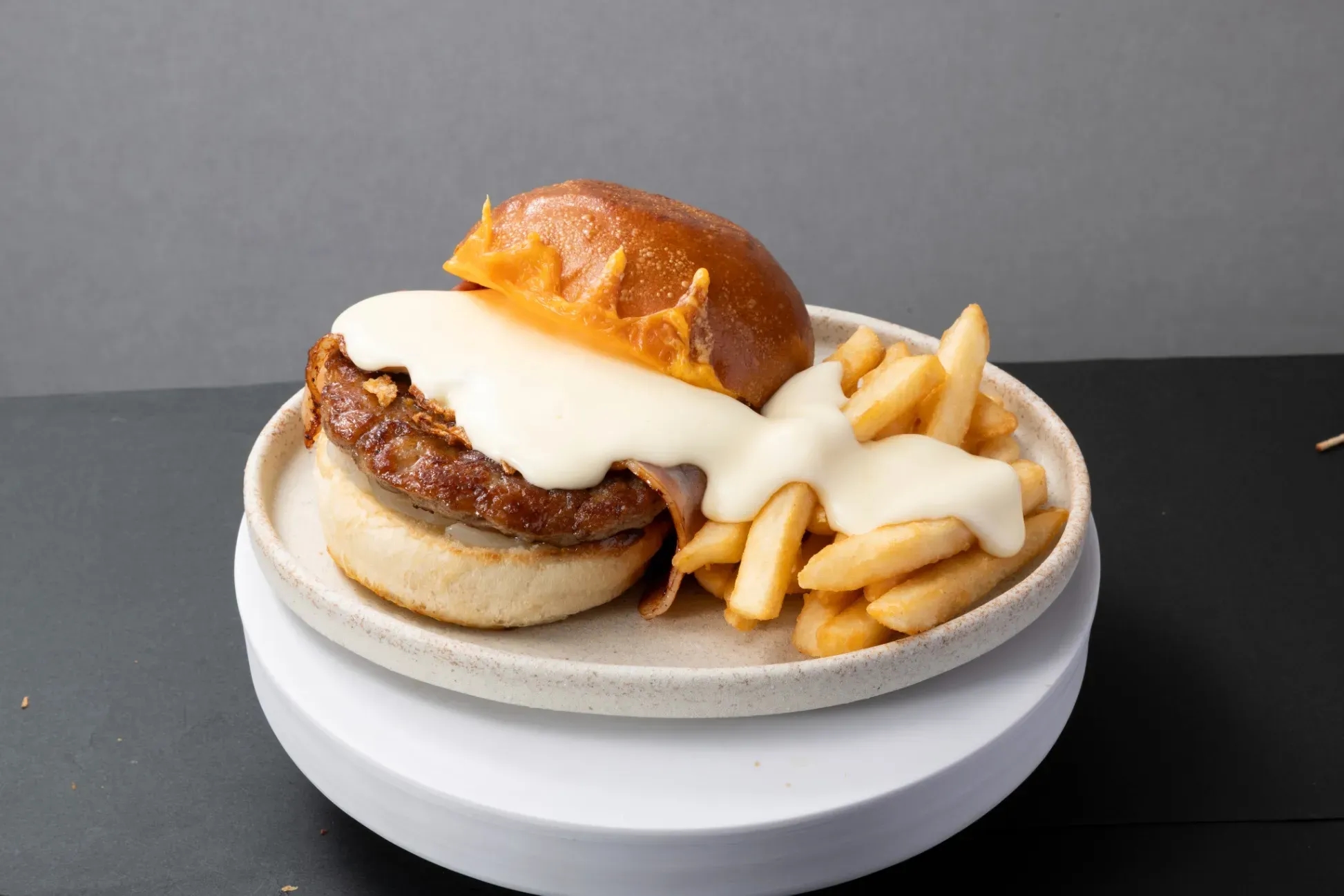 MOS 漢堡新型態店 MOSH Burger＆Bar 進駐銀座 白天漢堡晚上酒吧雙模式