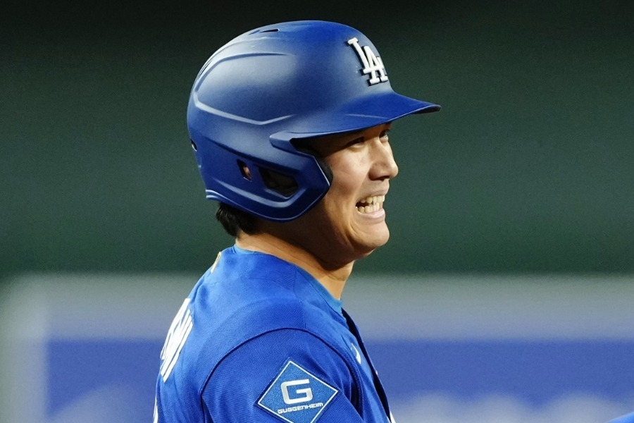 大谷翔平敲二壘安打上壘 馬提「手套偷襲」逗得他踉蹌