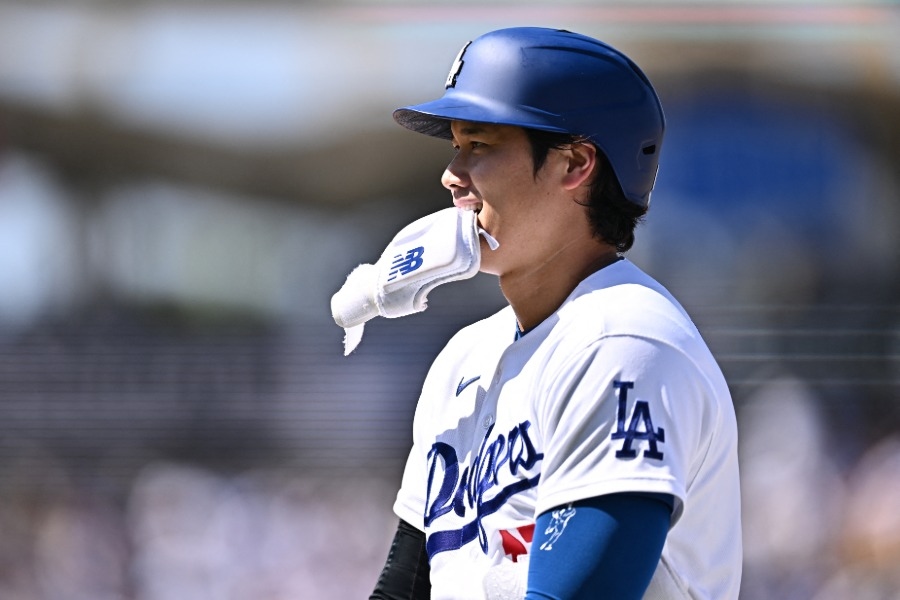 大谷翔平衝三壘煞不住 趴回壘還順手做伏地挺身