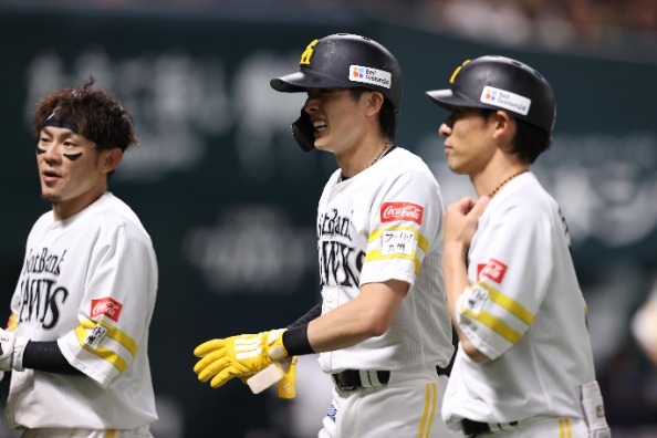 NPB／周東佑京右小腿挨觸身球退場 軟銀主力傷勢待觀察