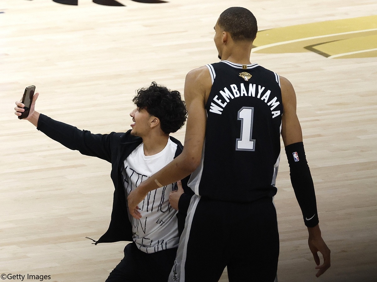 NBA總冠軍賽首戰闖入球場 男子遭全聯盟球館永久禁入
