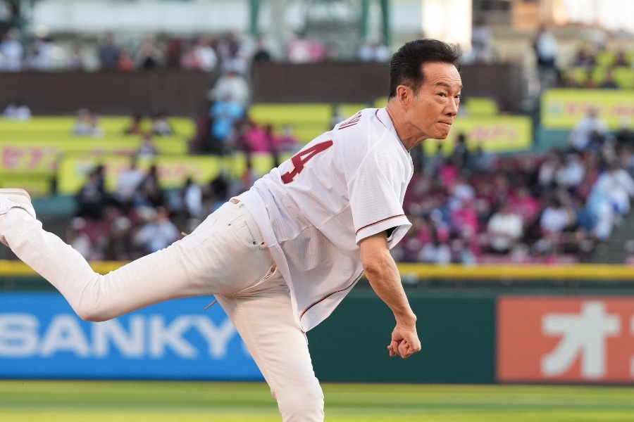 田原俊彥樂天主場開球飆無彈跳 65歲照樣抬腿高踢引掌聲