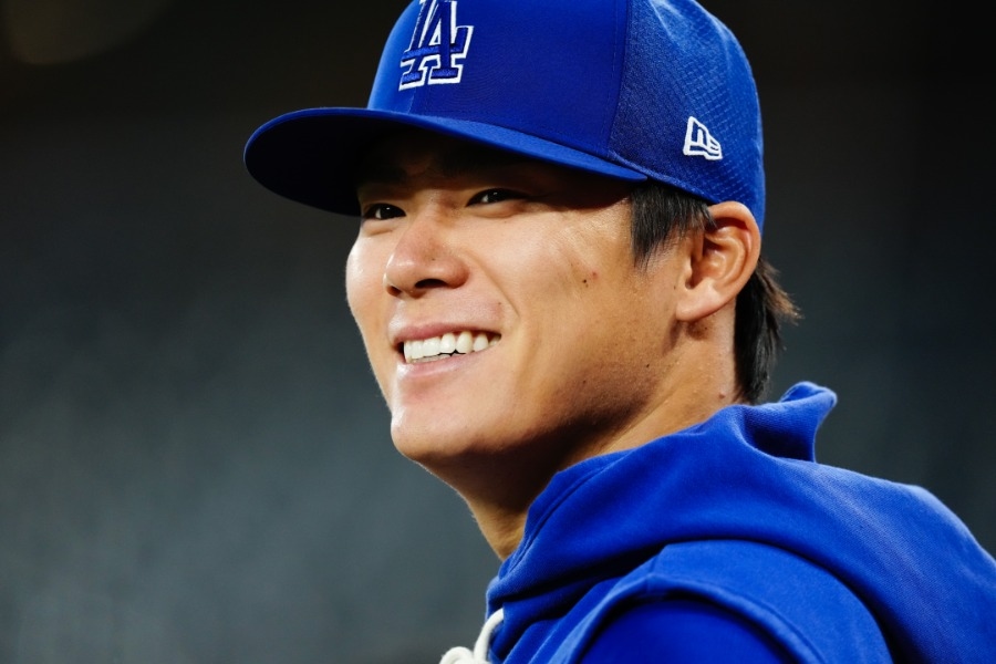 山本由伸5勝後和XG賽後互動 親簽球衣讓成員尖叫