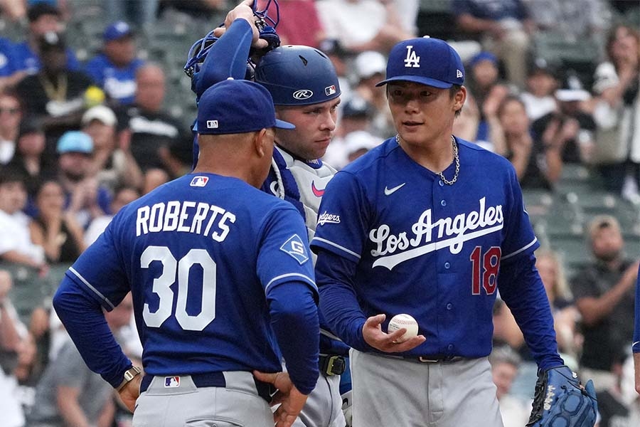大谷翔平賽後刻意退到後面 讓山本由伸站C位接受致意