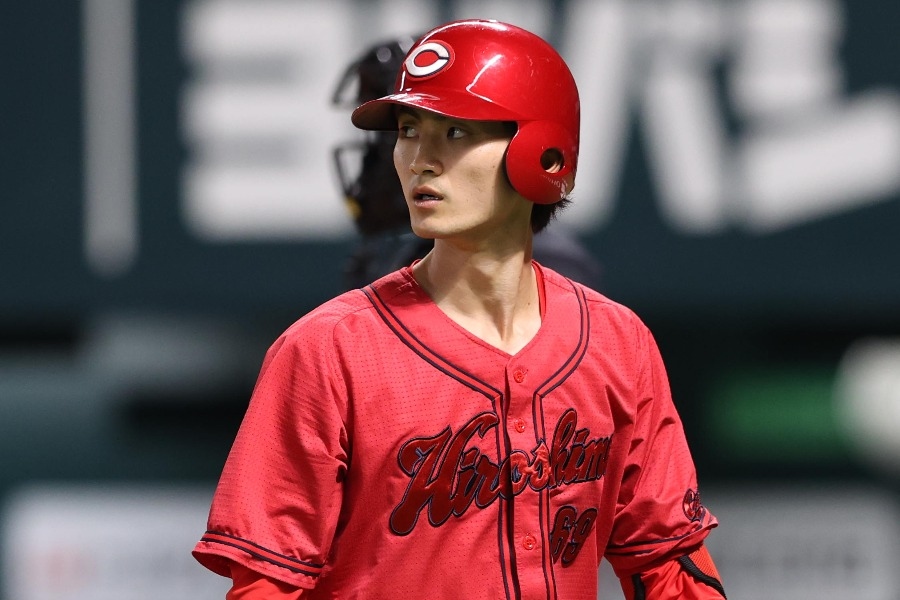 NPB/廣島辰見鴻之介代跑盜壘疑傷腳 一跛一跛退場又換代跑